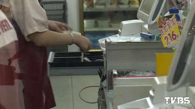 拿10元硬幣買飲料「被店員退回」愣住:又不是假的 翻到背面見「超立體台灣國土」網笑太不識貨