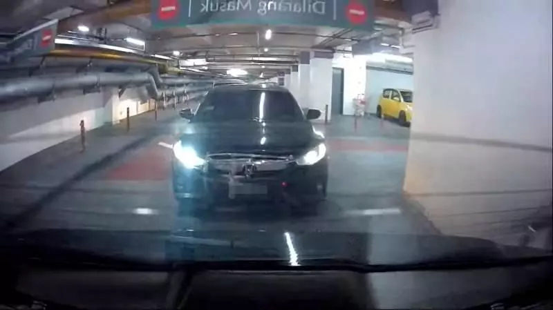 緊跟車尾過閘不付泊車費 , 司機被封「CHEAP精」!