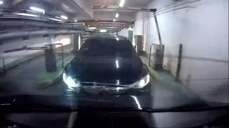 緊跟車尾過閘不付泊車費 , 司機被封「CHEAP精」!