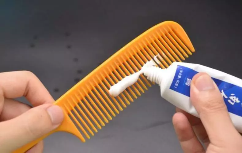 在梳子上塗抹牙膏,作用真厲害 !