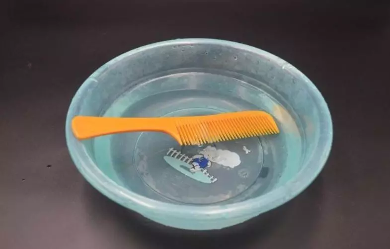 在梳子上塗抹牙膏,作用真厲害 !