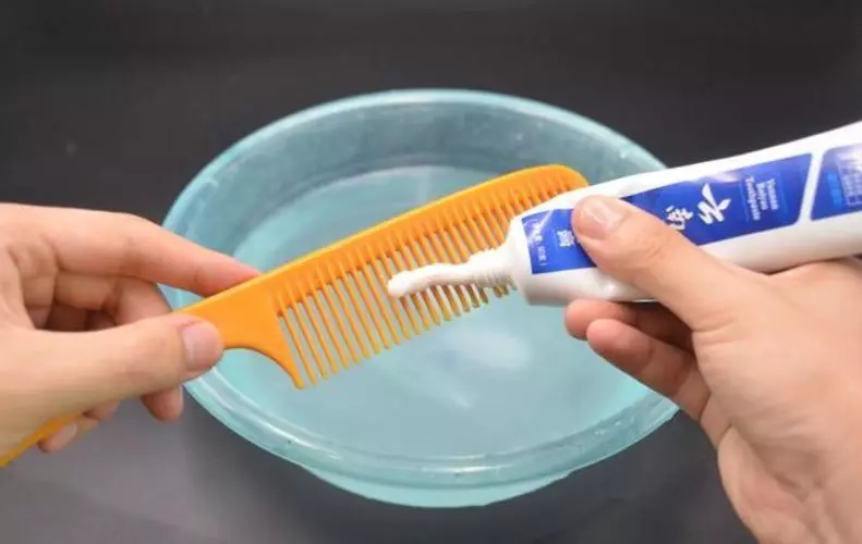 在梳子上塗抹牙膏,作用真厲害 !