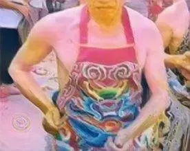 參加花東旅行碰到了靈異事件,車上幾名乘客不斷抽蓄與口吐白沫,令人害怕