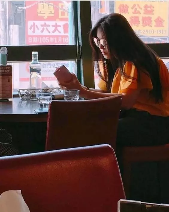 52歲王祖賢餐廳用餐,衣著樸素難擋高雅氣質,胳膊圓潤被網友吐槽