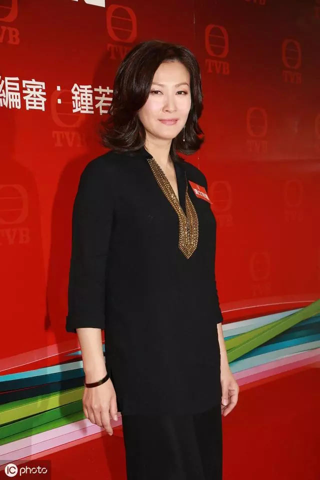 52歲王祖賢餐廳用餐,衣著樸素難擋高雅氣質,胳膊圓潤被網友吐槽