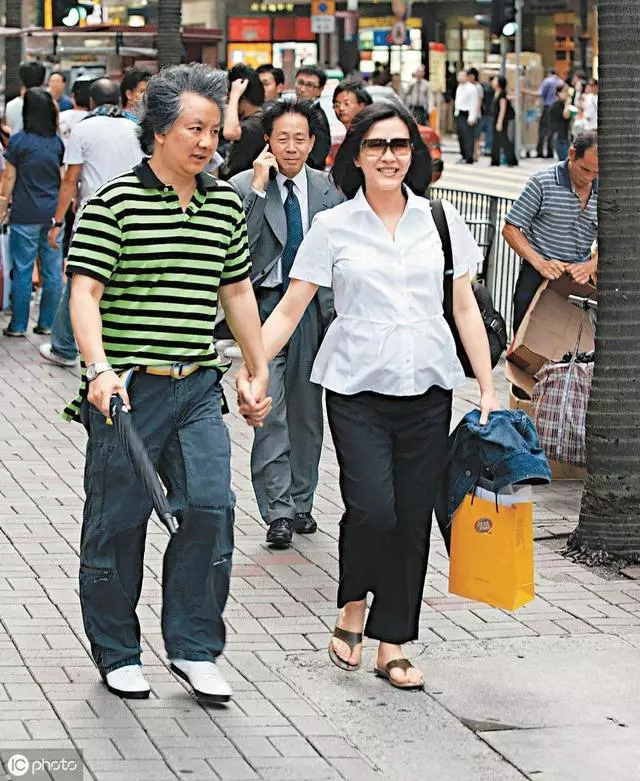 52歲王祖賢餐廳用餐,衣著樸素難擋高雅氣質,胳膊圓潤被網友吐槽