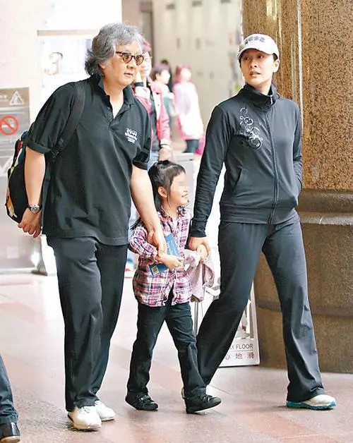 52歲王祖賢餐廳用餐,衣著樸素難擋高雅氣質,胳膊圓潤被網友吐槽