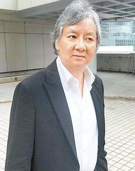 52歲王祖賢餐廳用餐,衣著樸素難擋高雅氣質,胳膊圓潤被網友吐槽