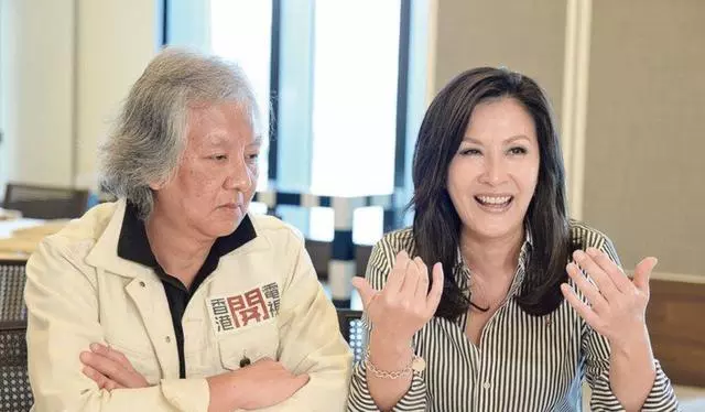 52歲王祖賢餐廳用餐,衣著樸素難擋高雅氣質,胳膊圓潤被網友吐槽