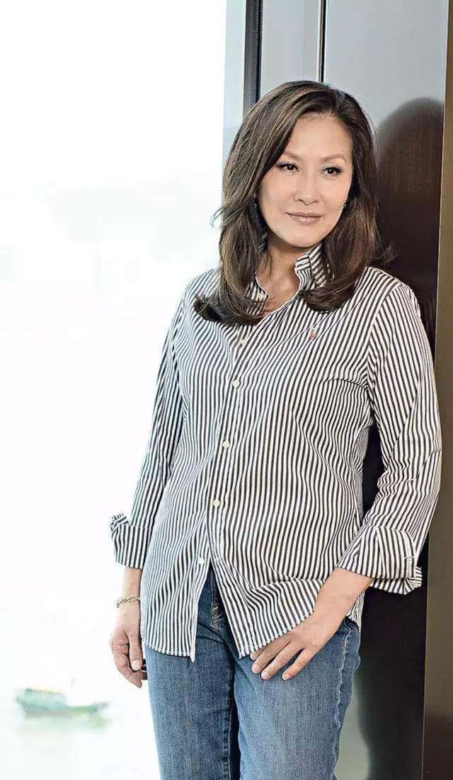 52歲王祖賢餐廳用餐,衣著樸素難擋高雅氣質,胳膊圓潤被網友吐槽