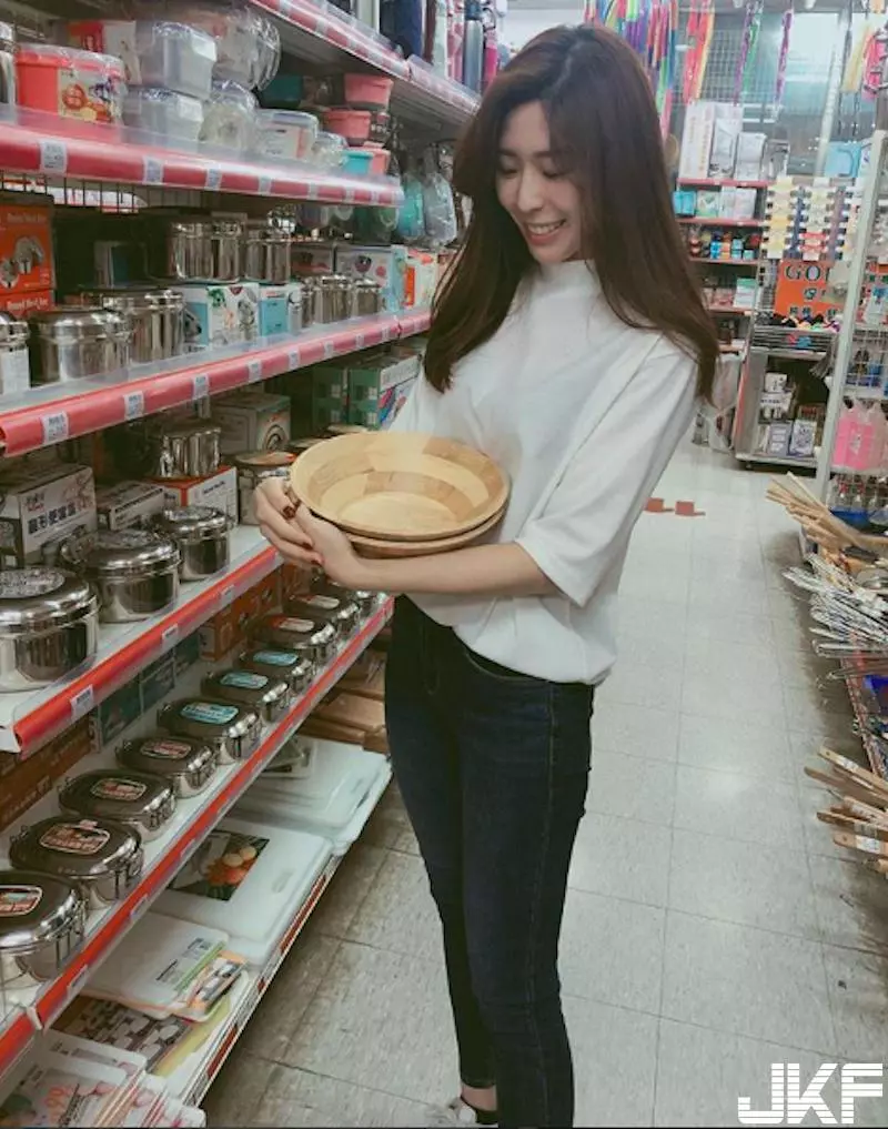 超正雜貨店「美腿老闆娘」出沒!原來是遠航「正妹空姐」啊!