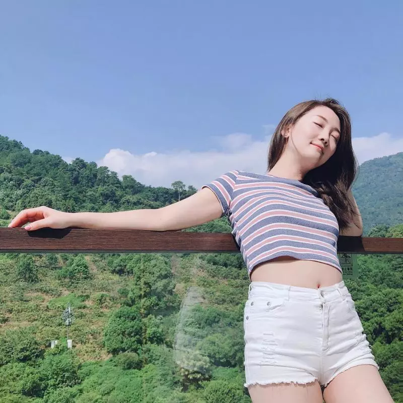 運動女孩超清新!甜系女友「岑紫生」白皙稚嫩身材姣好,水下驚見美女也能戀愛噴發!
