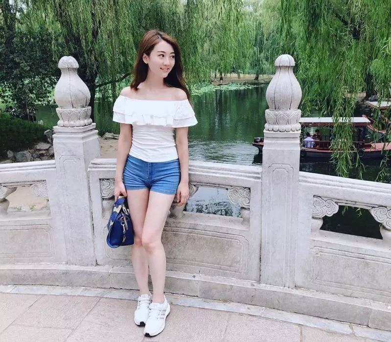 運動女孩超清新!甜系女友「岑紫生」白皙稚嫩身材姣好,水下驚見美女也能戀愛噴發!