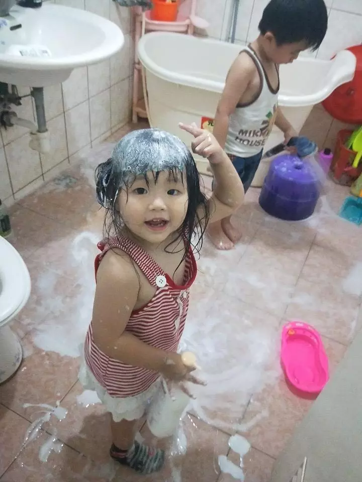 不讓你睡~~超黏人的喵星人為了叫醒主人什麼絕招都用上 網友:太可愛了啦!