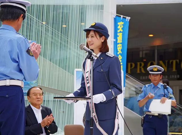 麻衣學姐化身警察署長在動漫聖地指引遊客,制服看起來真棒