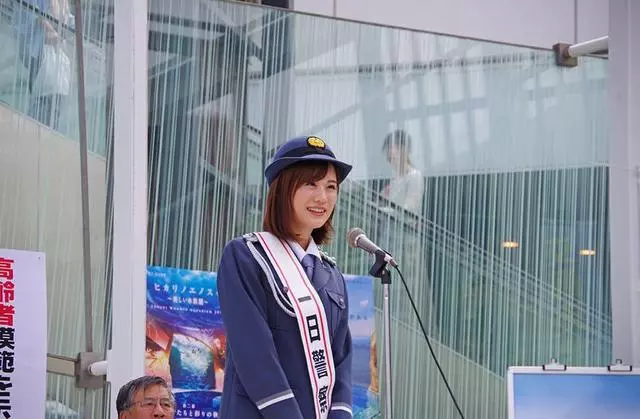 麻衣學姐化身警察署長在動漫聖地指引遊客,制服看起來真棒