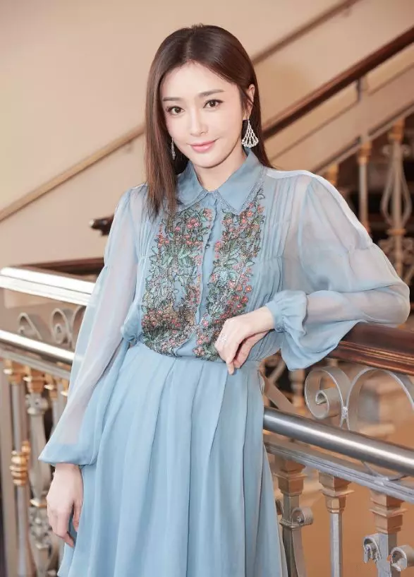 40歲秦嵐真敢穿!將水墨印花風衣「不加內搭」當裙穿,長腿細腰惹人羨