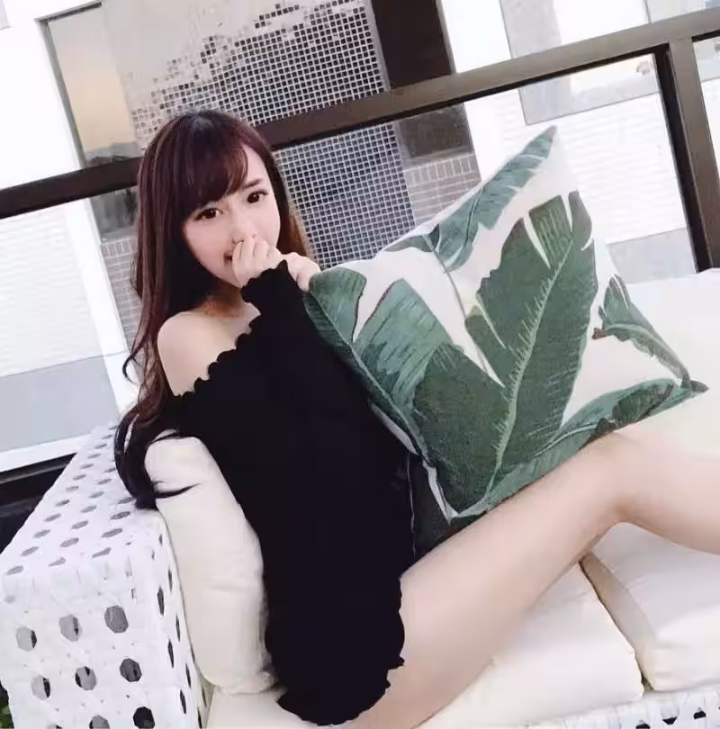 白衣制服繃到極限！美女護理師「Elle」超強性感外型，讓網友全都瘋狂報名掛門診！