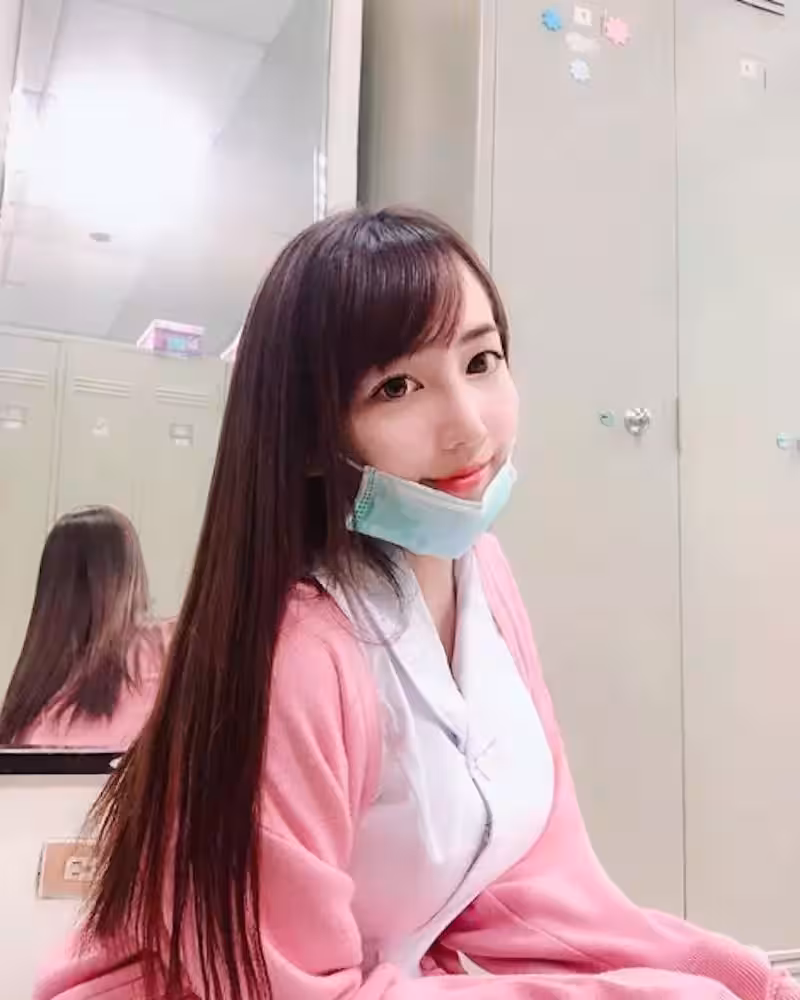白衣制服繃到極限！美女護理師「Elle」超強性感外型，讓網友全都瘋狂報名掛門診！