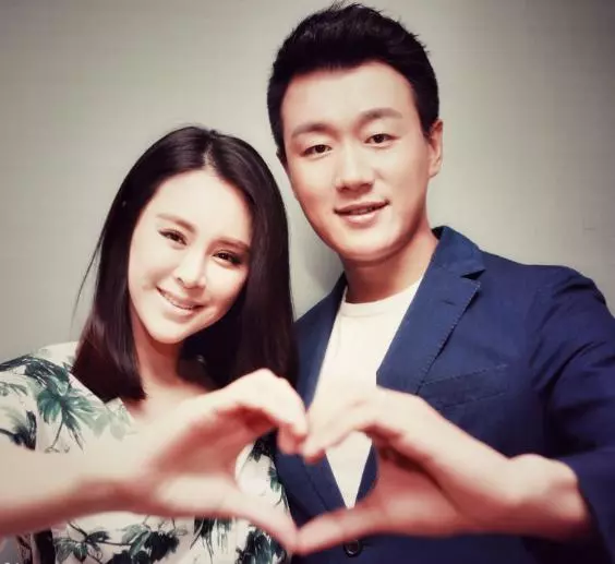 一畢業就「娶老師」!佟大為「結婚11年零緋聞」老婆美得像少女 一家五口好甜:最成功師生戀!