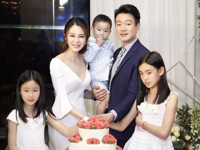 一畢業就「娶老師」!佟大為「結婚11年零緋聞」老婆美得像少女 一家五口好甜:最成功師生戀!