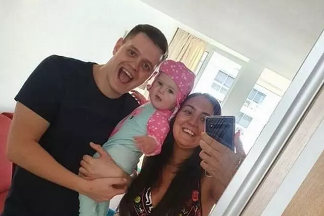 帶著九個月的女兒第一次出國旅行,結果1000英鎊債務從天而降!