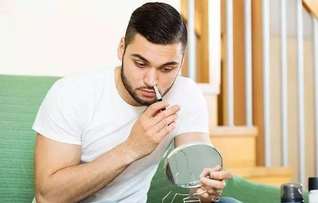 鼻毛「跑」出來,該拔掉還是剪掉?醫生提醒:儘量別再干傻事了!