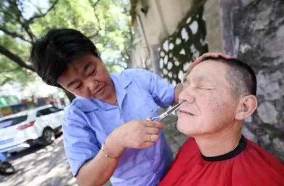 鼻毛「跑」出來,該拔掉還是剪掉?醫生提醒:儘量別再干傻事了!