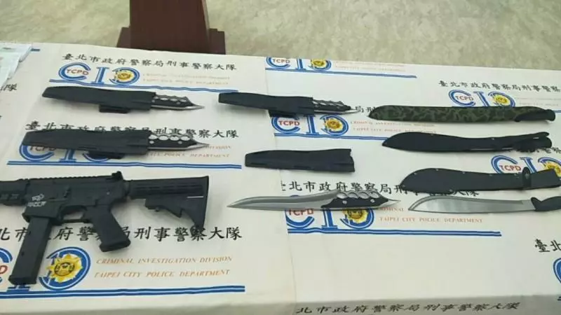 正港兄弟網上嗆館長 涉多項不法被蒐報逮進警局送辦 - 社會 - 自由時報電子報