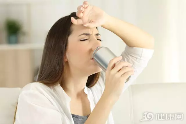 經常口乾,喝再多的水也難緩解?中醫教你2個方法,好好調理