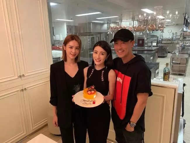 恭喜恭喜!林峰與34D魔鬼身材中國女模簽字結婚了!