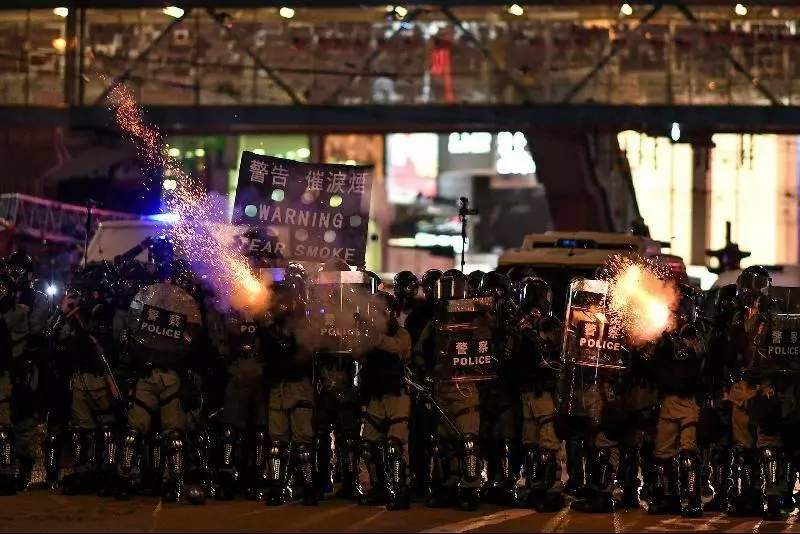 【人神共憤】便衣警活活遭示威者丟汽油彈!