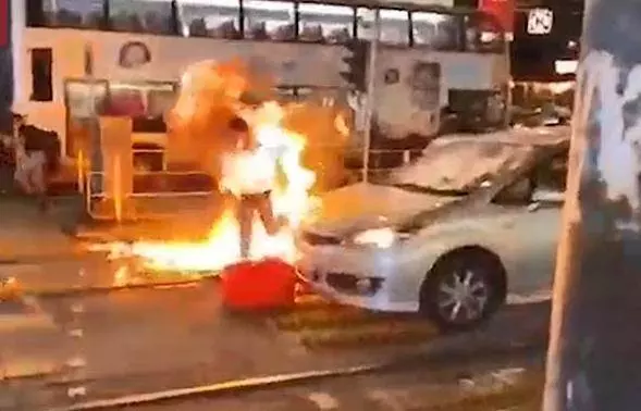 【人神共憤】便衣警活活遭示威者丟汽油彈!