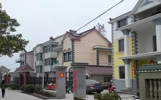 比利時岳父探望「嫁到中國的女兒」,剛進村就直呼:超乎想像!