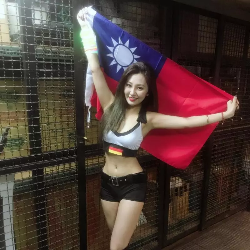 台灣的美女光!「舒涵Emily」,人在烏克蘭也不忘青天白日旗!