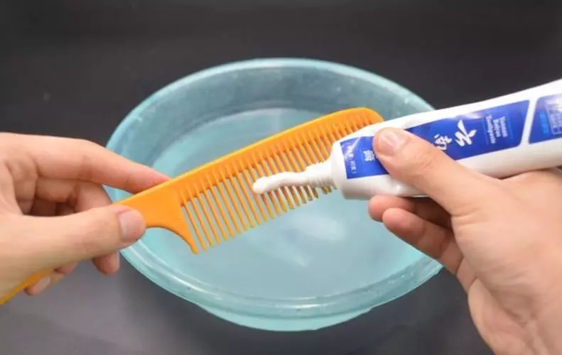 在梳子上塗抹牙膏,作用真厲害,