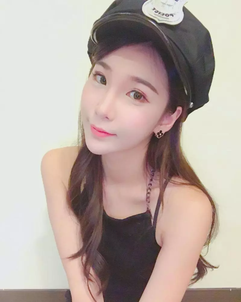 根本台灣維納斯!甜美模特「余納斯」水汪大眼無辜惹人愛,火辣曲線眷顧著所有粉絲!