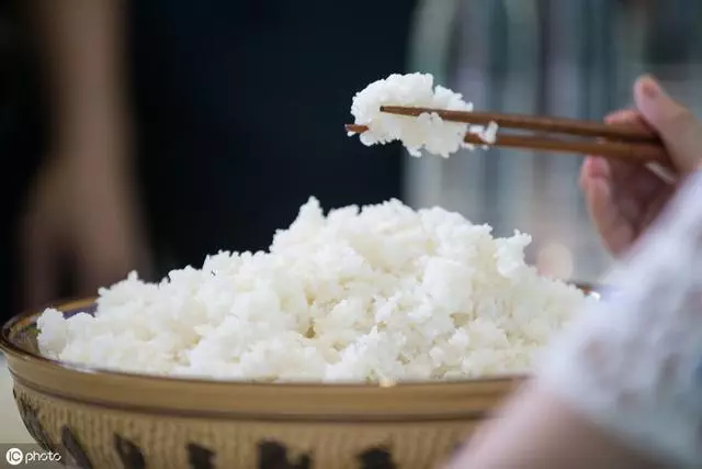 蒸米飯有人放醋有人放鹽?都不對,教你一招,粒粒分明,還不粘鍋 !
