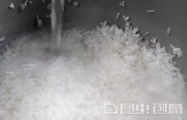 蒸米飯有人放醋有人放鹽?都不對,教你一招,粒粒分明,還不粘鍋 !