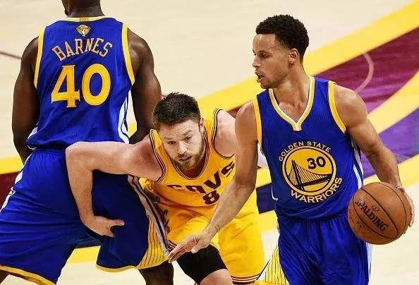 NBA底薪球員有多心酸?錢少坐冷板凳就算了,還吃隊友剩下的食物!