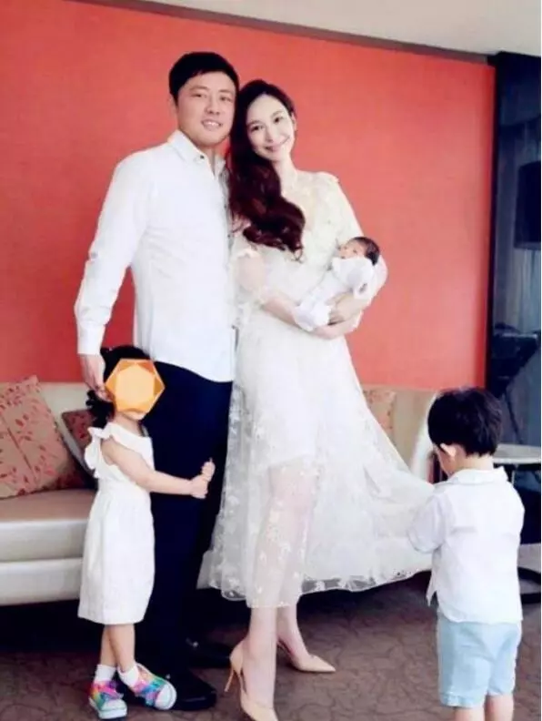 吳佩慈官宣懷上第四胎,曬萬元護膚品,為領證進豪門會再拼第五胎!
