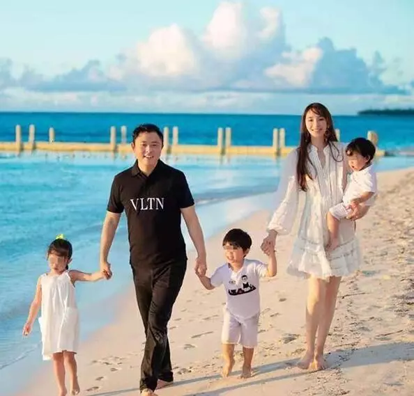 吳佩慈官宣懷上第四胎,曬萬元護膚品,為領證進豪門會再拼第五胎!