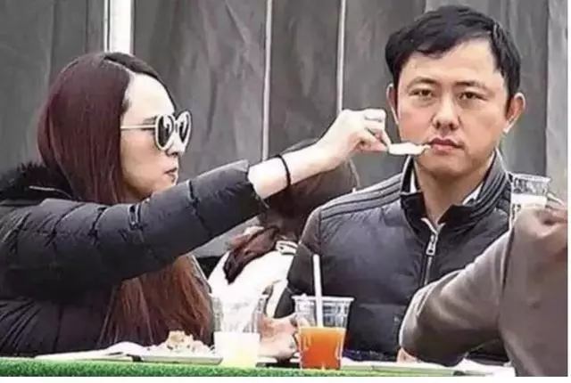 吳佩慈官宣懷上第四胎,曬萬元護膚品,為領證進豪門會再拼第五胎!