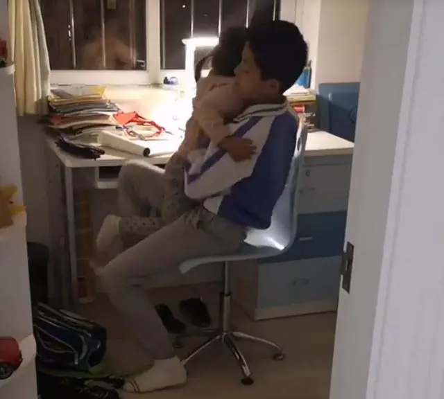 妹妹犯錯被媽媽訓斥,哭著到哥哥房間求安慰,接下來的畫面媽媽不淡定了!
