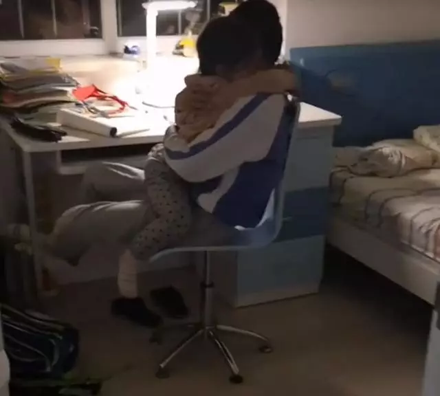 妹妹犯錯被媽媽訓斥,哭著到哥哥房間求安慰,接下來的畫面媽媽不淡定了!