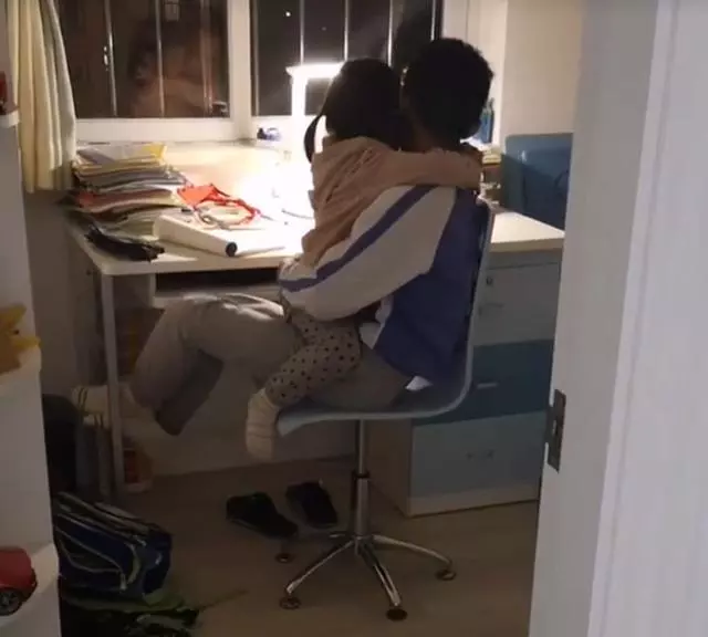 妹妹犯錯被媽媽訓斥,哭著到哥哥房間求安慰,接下來的畫面媽媽不淡定了!