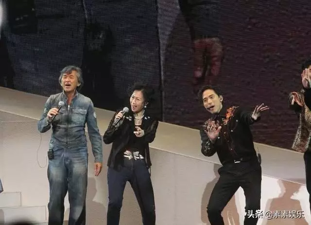 人老心不老!葉蒨文58歲生日「與90歲老母齊露面」團圓就是福,「精心打扮手捧鮮花」活成少女模樣~~
