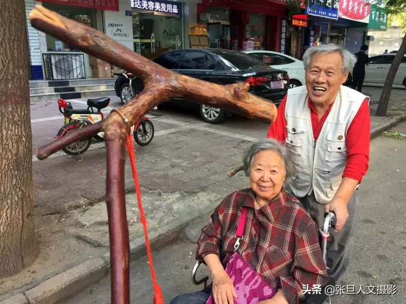 親上加親!88歲爺爺「推坐輪椅86歲老伴」同兄弟娶姊妹 「兒女全是高材生」幸福生活一輩子
