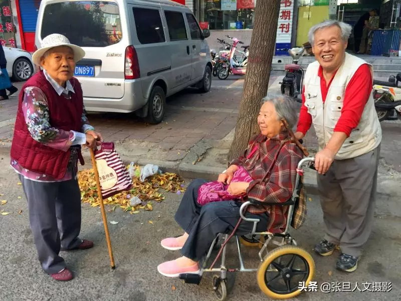 親上加親!88歲爺爺「推坐輪椅86歲老伴」同兄弟娶姊妹 「兒女全是高材生」幸福生活一輩子