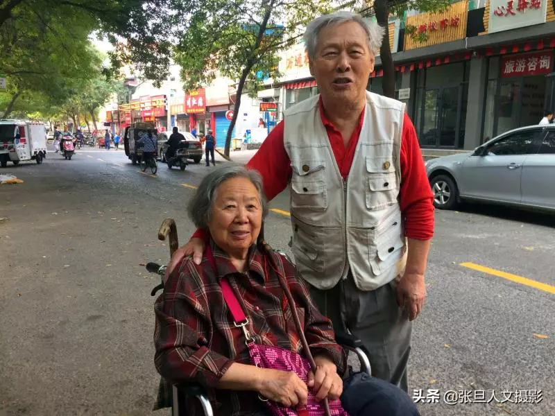 親上加親!88歲爺爺「推坐輪椅86歲老伴」同兄弟娶姊妹 「兒女全是高材生」幸福生活一輩子